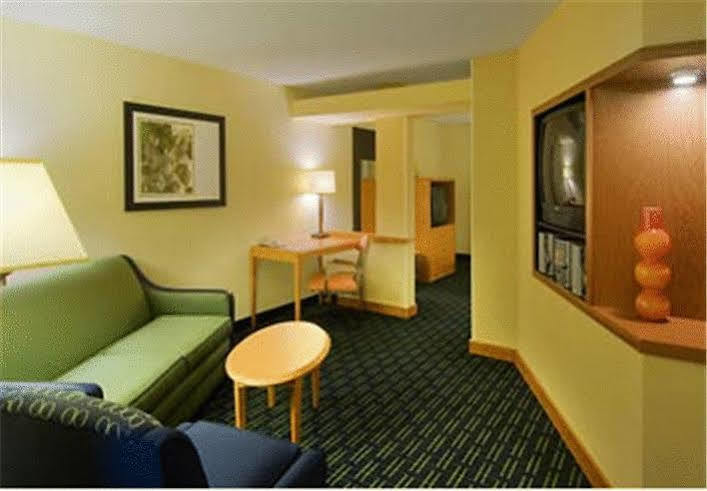 Fairfield Inn And Suites By Marriott Emporia I-95 Экстерьер фото